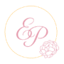 Logo EP wpisane w delikatny, złoty okrąg z różowym kwiatem – symbol marki Eprzyjaciółka, łączący subtelność i kobiecość.
